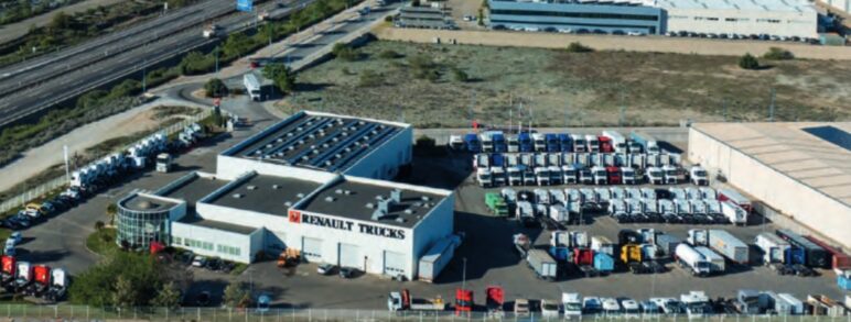 Cumplir 50 años en el sector del vehículo industrial no es solo una cuestión de trayectoria; es, sobre todo, una demostración de capacidad de adaptación. En un entorno donde la eficiencia operativa, la digitalización y la sostenibilidad marcan el ritmo, Agon Truck Centers se posiciona como un ejemplo claro de evolución constante. La reciente cobertura de la revista Todotransporte en su número de marzo pone en valor una historia empresarial que combina tradición, cercanía y visión de futuro. Una trayectoria estrechamente vinculada a Renault Trucks, marca a la que representan como concesionario en Aragón y Cataluña. De taller familiar a operador integral Desde sus orígenes en 1976, vinculados a la reparación de vehículo industrial, hasta su actual estructura, Agon Truck Centers ha construido un modelo basado en la proximidad al cliente y la especialización en torno al ecosistema de Renault Trucks. Hoy, con centros en Zaragoza, Huesca, Binéfar y Tarragona, la compañía no solo presta servicios de venta y postventa, sino que articula una propuesta integral orientada a acompañar al transportista en todo el ciclo de vida del vehículo. Como ellos mismos destacan: “Nuestro compromiso es estar siempre al lado del transportista, ofreciendo no solo el mejor producto de Renault Trucks, sino un servicio integral que minimice sus tiempos de parada.” Una declaración que, en el contexto actual, tiene una lectura clara: la disponibilidad del vehículo ya no depende únicamente del taller, sino de la capacidad de gestionar información, anticipar incidencias y optimizar procesos. El verdadero salto: de la operativa a la gestión inteligente Si hay un elemento que explica la evolución de concesionarios como Agon, es la incorporación progresiva de soluciones tecnológicas que permiten profesionalizar la gestión interna. En un negocio donde conviven múltiples áreas —taller, recambios, administración, atención al cliente—, la eficiencia no depende solo del conocimiento técnico ni del respaldo de una marca como Renault Trucks, sino de cómo fluye la información entre departamentos. Aquí es donde las herramientas de gestión financiera y de control empresarial marcan una diferencia silenciosa pero decisiva: permiten ordenar la complejidad, aportar visibilidad y convertir datos en decisiones. No es casualidad que los concesionarios que avanzan en esta línea consigan: Reducir desviaciones en costes Mejorar la rentabilidad por unidad de negocio Agilizar procesos administrativos Tener una lectura más clara de su propio negocio Crecer sin perder el control Uno de los retos más complejos en organizaciones en expansión —como demuestra la apertura del centro de Tarragona en 2021 o la consolidación de nuevas instalaciones en Lleida— es mantener la coherencia operativa. A medida que aumentan los centros y los equipos, también lo hace la complejidad: Mayor volumen de datos Procesos más distribuidos Necesidad de homogeneizar criterios de gestión Aquí es donde muchas compañías se juegan algo más que la eficiencia: se juegan la capacidad de seguir creciendo con control. Porque crecer no es solo abrir nuevos centros, sino ser capaz de gestionarlos como un todo. Preparados para el siguiente cambio: descarbonización y nuevas energías El 50 aniversario de Agon Truck Centers no mira al pasado, sino al futuro. La apuesta de Renault Trucks por nuevas energías, como el vehículo eléctrico o el hidrógeno, anticipa un cambio profundo en el sector que impacta directamente en su red de concesionarios. Este nuevo paradigma no solo afecta al producto, sino también a la gestión: Nuevos modelos de negocio Diferentes estructuras de costes Mayor dependencia del dato y la analítica Y, de nuevo, la tecnología se convierte en el habilitador principal para afrontar esta transición con garantías. Tecnología y cercanía: una combinación imprescindible Si algo define a Agon Truck Centers es su capacidad para mantener la cercanía con el cliente mientras evoluciona dentro del ecosistema de Renault Trucks hacia modelos más avanzados de gestión. Porque, en última instancia, la transformación en el sector del vehículo industrial no va de sustituir personas por sistemas, sino de dotar a los equipos de mejores herramientas para trabajar mejor. Y ahí es donde, desde nuestra experiencia acompañando a empresas del sector, hay una conclusión clara: los concesionarios que realmente marcan la diferencia no son necesariamente los más grandes, sino los que han entendido antes que la gestión —bien apoyada en tecnología— es una palanca estratégica, no solo operativa. 50 años después, el mensaje sigue siendo el mismo… pero con una base mucho más sólida: Estar al lado del transportista, hoy, también significa estar al lado de la tecnología.